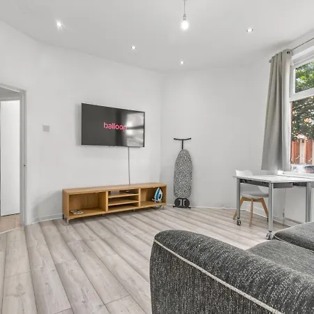 Spacious 4br 4bath With Free Parking In * Манчестер