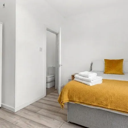 Апартаменты Spacious 4br 4bath With Free Parking In *