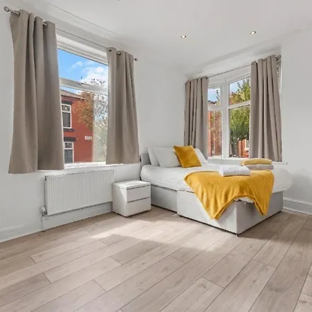 Spacious 4br 4bath With Free Parking In Апартаменты Манчестер