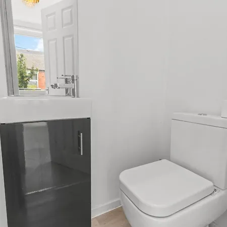 Апартаменты Spacious 4br 4bath With Free Parking In