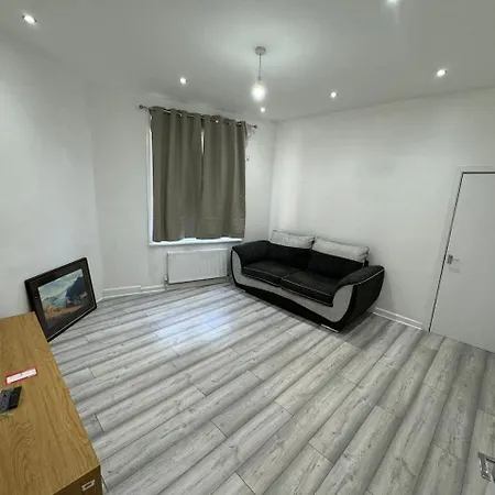 Апартаменты Spacious 4br 4bath With Free Parking In Манчестер