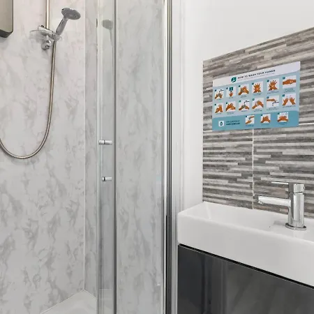 Spacious 4br 4bath With Free Parking In * Манчестер