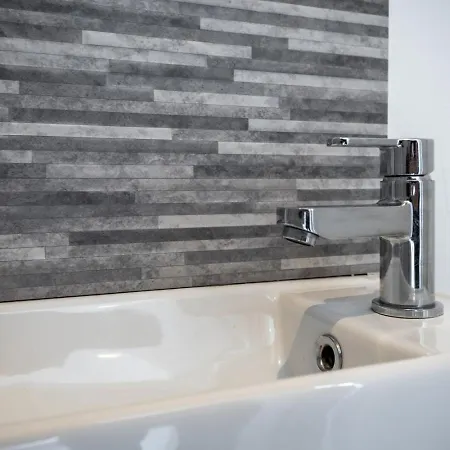 Апартаменты Spacious 4br 4bath With Free Parking In Манчестер