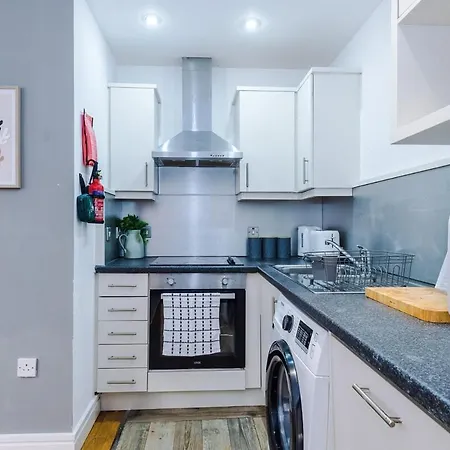 Cosy 2br In Center - With Wifi, Kitchen & Parking شقة *