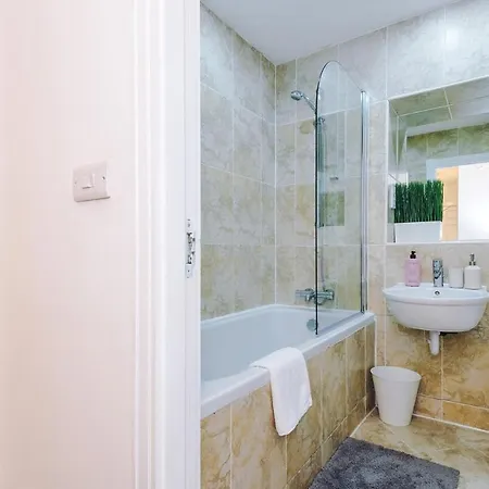 Cosy 2br In Center - With Wifi, Kitchen & Parking مانشستر