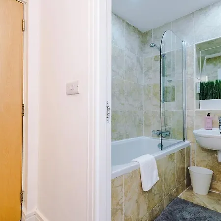شقة Cosy 2br In Center - With Wifi, Kitchen & Parking مانشستر