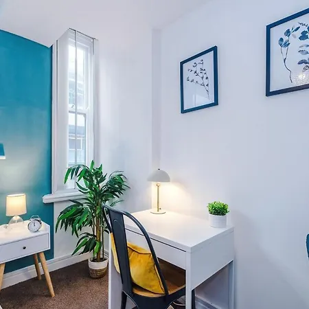Cosy 2br In Center - With Wifi, Kitchen & Parking شقة *