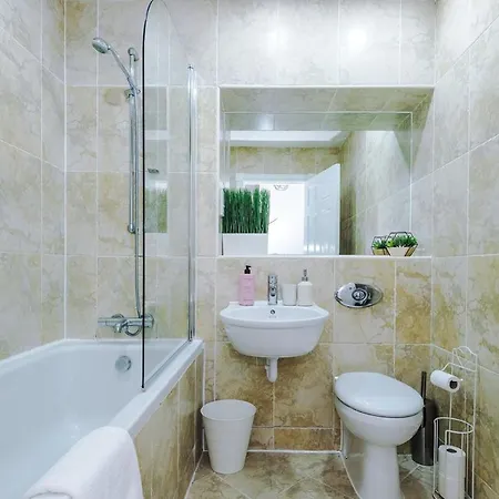 Cosy 2br In Center - With Wifi, Kitchen & Parking مانشستر
