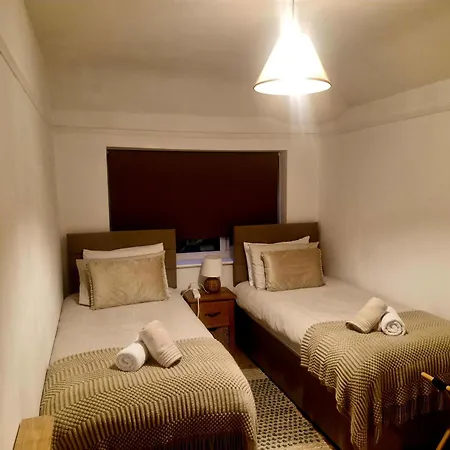 Semesterbostad 3bedroom-sleeps5-wifi-singlecarparking *