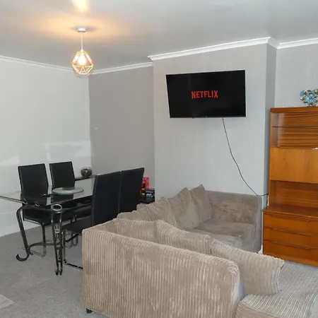 Spacious 3 Bedrooms 7 Beds Maisonette With 1 Bathroom 1wc 4 Smart Tv's With Adaptable Lounge Area Tram Access Near Salford Quays And Mcr Centre * Manchester