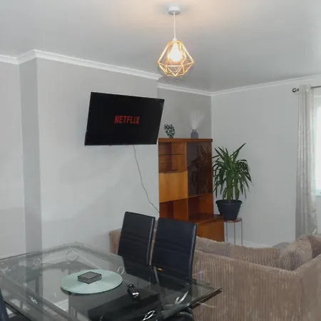 Spacious 3 Bedrooms 7 Beds Maisonette With 1 Bathroom 1wc 4 Smart Tv's With Adaptable Lounge Area Tram Access Near Salford Quays And Mcr Centre *