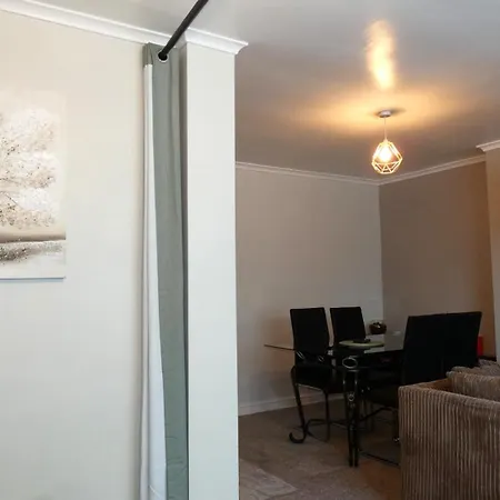 Spacious 3 Bedrooms 7 Beds Maisonette With 1 Bathroom 1wc 4 Smart Tv's With Adaptable Lounge Area Tram Access Near Salford Quays And Mcr Centre * Manchester
