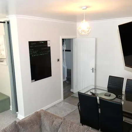 Spacious 3 Bedrooms 7 Beds Maisonette With 1 Bathroom 1wc 4 Smart Tv's With Adaptable Lounge Area Tram Access Near Salford Quays And Mcr Centre Appartement Manchester
