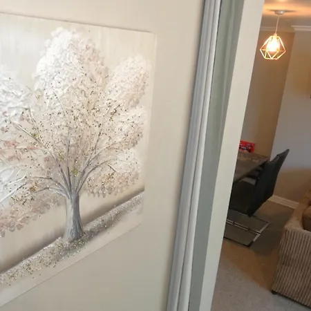 Spacious 3 Bedrooms 7 Beds Maisonette With 1 Bathroom 1wc 4 Smart Tv's With Adaptable Lounge Area Tram Access Near Salford Quays And Mcr Centre * Manchester