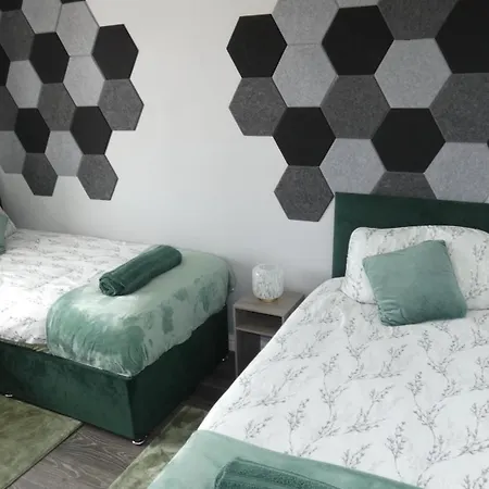 Spacious 3 Bedrooms 7 Beds Maisonette With 1 Bathroom 1wc 4 Smart Tv's With Adaptable Lounge Area Tram Access Near Salford Quays And Mcr Centre Appartement