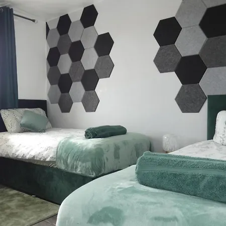 Appartement Spacious 3 Bedrooms 7 Beds Maisonette With 1 Bathroom 1wc 4 Smart Tv's With Adaptable Lounge Area Tram Access Near Salford Quays And Mcr Centre Manchester