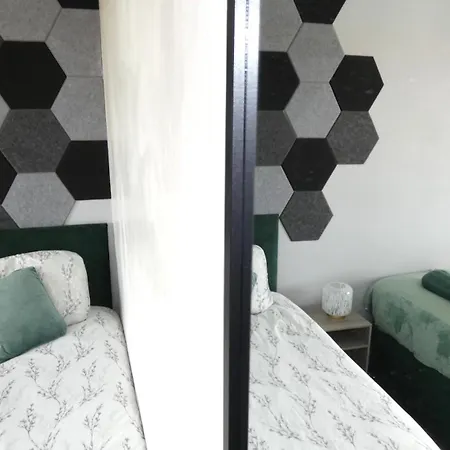Spacious 3 Bedrooms 7 Beds Maisonette With 1 Bathroom 1wc 4 Smart Tv's With Adaptable Lounge Area Tram Access Near Salford Quays And Mcr Centre Appartement