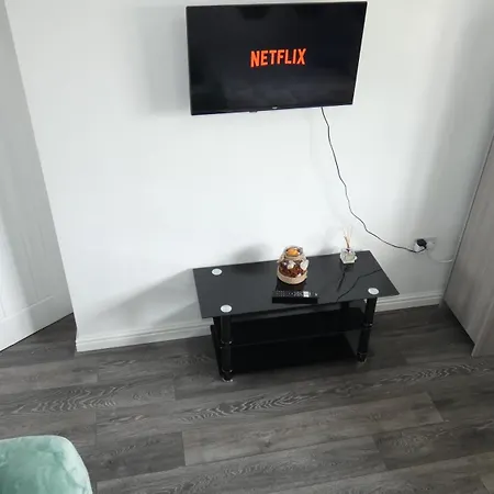 Spacious 3 Bedrooms 7 Beds Maisonette With 1 Bathroom 1wc 4 Smart Tv's With Adaptable Lounge Area Tram Access Near Salford Quays And Mcr Centre Appartement *