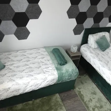 Spacious 3 Bedrooms 7 Beds Maisonette With 1 Bathroom 1wc 4 Smart Tv's With Adaptable Lounge Area Tram Access Near Salford Quays And Mcr Centre Manchester