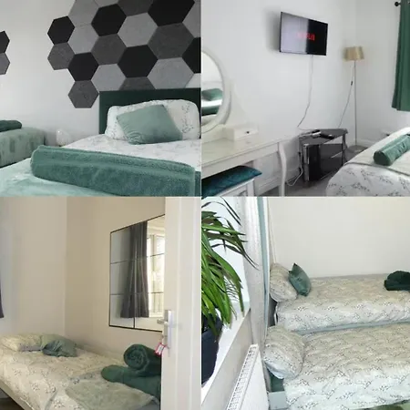 Spacious 3 Bedrooms 7 Beds Maisonette With 1 Bathroom 1wc 4 Smart Tv's With Adaptable Lounge Area Tram Access Near Salford Quays And Mcr Centre Appartement