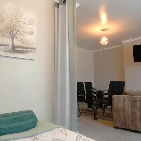 Spacious 3 Bedrooms 7 Beds Maisonette With 1 Bathroom 1wc 4 Smart Tv's With Adaptable Lounge Area Tram Access Near Salford Quays And Mcr Centre