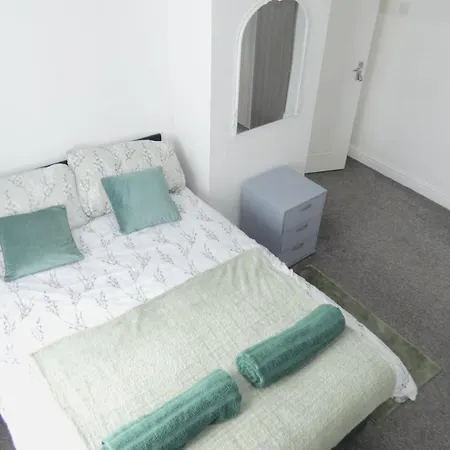 Spacious 3 Bedrooms 7 Beds Maisonette With 1 Bathroom 1wc 4 Smart Tv's With Adaptable Lounge Area Tram Access Near Salford Quays And Mcr Centre Appartement *