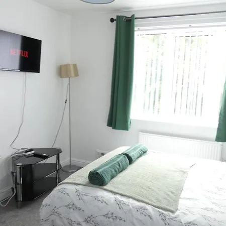 Spacious 3 Bedrooms 7 Beds Maisonette With 1 Bathroom 1wc 4 Smart Tv's With Adaptable Lounge Area Tram Access Near Salford Quays And Mcr Centre *