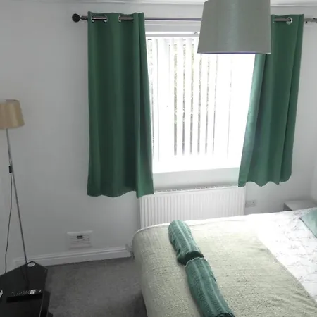 Spacious 3 Bedrooms 7 Beds Maisonette With 1 Bathroom 1wc 4 Smart Tv's With Adaptable Lounge Area Tram Access Near Salford Quays And Mcr Centre Appartement Manchester