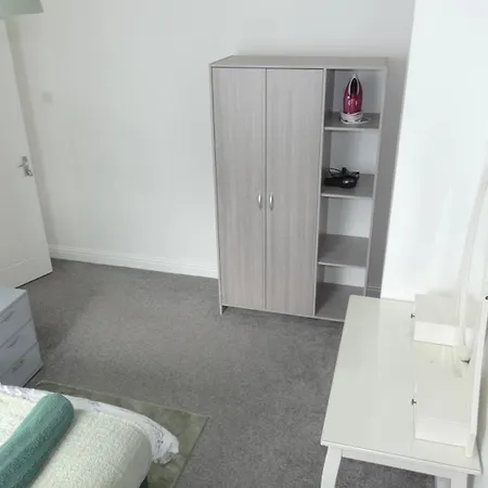 Spacious 3 Bedrooms 7 Beds Maisonette With 1 Bathroom 1wc 4 Smart Tv's With Adaptable Lounge Area Tram Access Near Salford Quays And Mcr Centre * Manchester