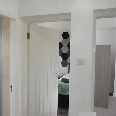 Spacious 3 Bedrooms 7 Beds Maisonette With 1 Bathroom 1wc 4 Smart Tv's With Adaptable Lounge Area Tram Access Near Salford Quays And Mcr Centre Appartement Manchester