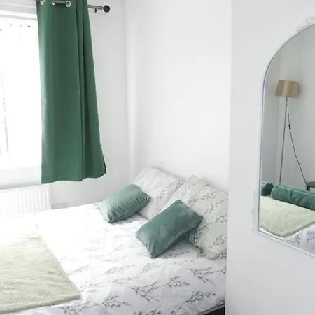 Appartement Spacious 3 Bedrooms 7 Beds Maisonette With 1 Bathroom 1wc 4 Smart Tv's With Adaptable Lounge Area Tram Access Near Salford Quays And Mcr Centre