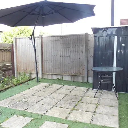 Spacious 3 Bedrooms 7 Beds Maisonette With 1 Bathroom 1wc 4 Smart Tv's With Adaptable Lounge Area Tram Access Near Salford Quays And Mcr Centre * Manchester