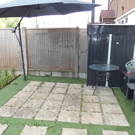 Spacious 3 Bedrooms 7 Beds Maisonette With 1 Bathroom 1wc 4 Smart Tv's With Adaptable Lounge Area Tram Access Near Salford Quays And Mcr Centre Appartement *