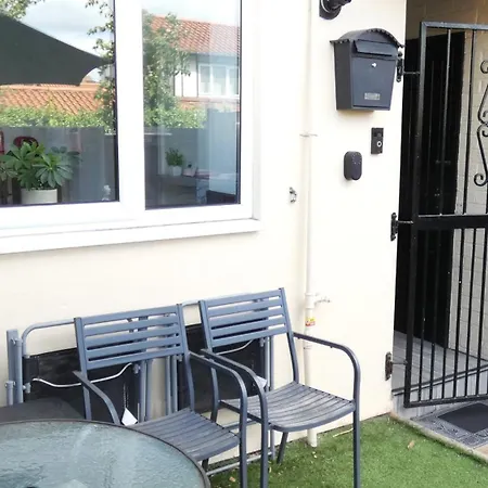 Spacious 3 Bedrooms 7 Beds Maisonette With 1 Bathroom 1wc 4 Smart Tv's With Adaptable Lounge Area Tram Access Near Salford Quays And Mcr Centre Appartement Manchester