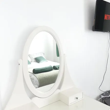 Spacious 3 Bedrooms 7 Beds Maisonette With 1 Bathroom 1wc 4 Smart Tv's With Adaptable Lounge Area Tram Access Near Salford Quays And Mcr Centre * Manchester