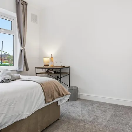 Lux 3 Bd House, Sleeps 8, Free Parking, Perfect For Contractors, Families, Near And Etihad
