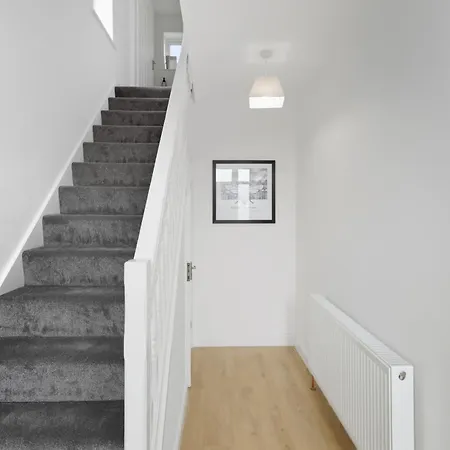 Lux 3 Bd House, Sleeps 8, Free Parking, Perfect For Contractors, Families, Near And Etihad *