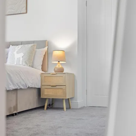 Lux 3 Bd House, Sleeps 8, Free Parking, Perfect For Contractors, Families, Near And Etihad