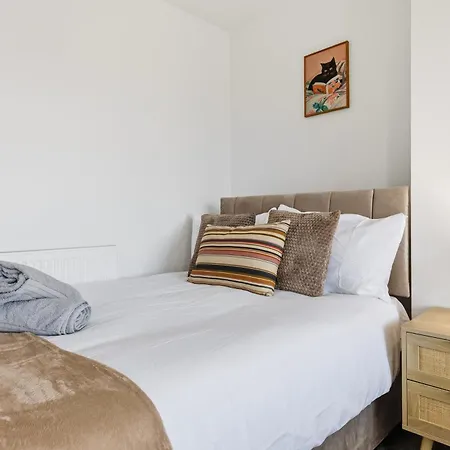 Lux 3 Bd House, Sleeps 8, Free Parking, Perfect For Contractors, Families, Near And Etihad Manchester