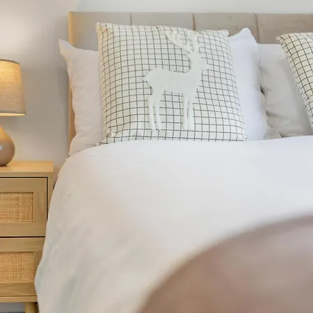 Casa vacanze Lux 3 Bd House, Sleeps 8, Free Parking, Perfect For Contractors, Families, Near And Etihad