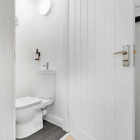 Casa vacanze Lux 3 Bd House, Sleeps 8, Free Parking, Perfect For Contractors, Families, Near And Etihad *