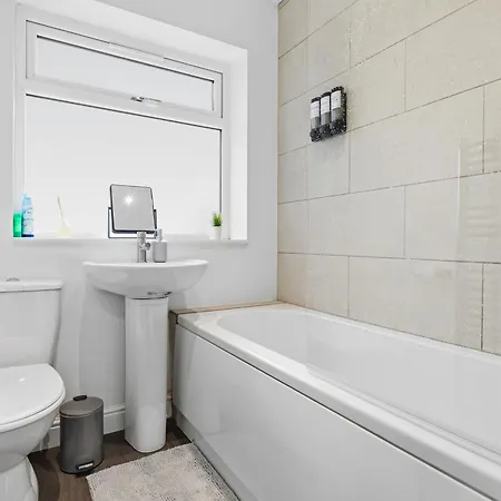 Lux 3 Bd House, Sleeps 8, Free Parking, Perfect For Contractors, Families, Near And Etihad