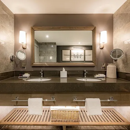 Dakota Airport 4*