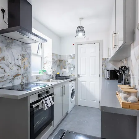 The Emerald 1br Near Etihad & Coop Live