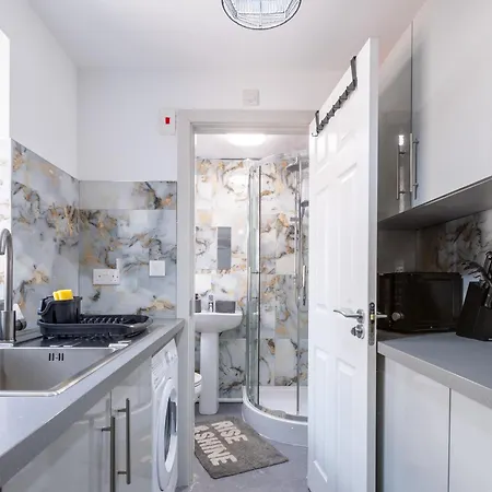 The Emerald 1br Near Etihad & Coop Live Apartment *