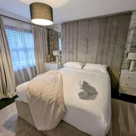 Casa vacanze Spacious 2 Bedroom House Sleeps 4 L On-street Parking L The Cosy Corner Nationwide *