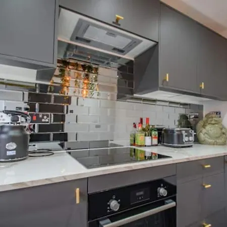 Spacious 2 Bedroom House Sleeps 4 L On-street Parking L The Cosy Corner Nationwide Casa vacanze *