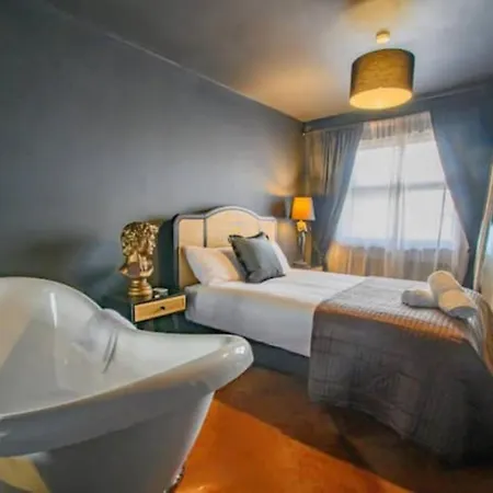Casa vacanze Spacious 2 Bedroom House Sleeps 4 L On-street Parking L The Cosy Corner Nationwide *