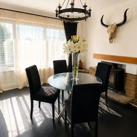 Spacious 2 Bedroom House Sleeps 4 L On-street Parking L The Cosy Corner Nationwide