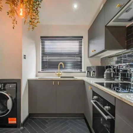 Spacious 2 Bedroom House Sleeps 4 L On-street Parking L The Cosy Corner Nationwide Casa vacanze